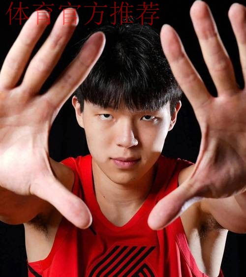 杨瀚森在赛前耐心为国外小球迷签名， 这小球迷的反应也太可爱了！