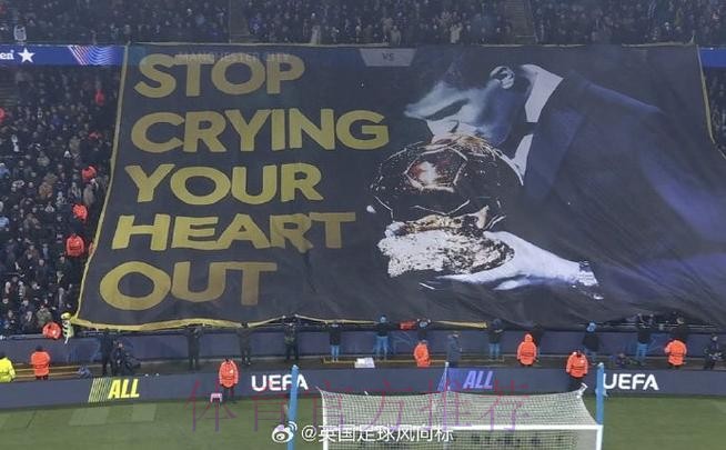 阿尔维斯晒照观战德比:被皇马球迷团团围住 阿尔维斯晒照观战德比:被皇马球迷团团围住